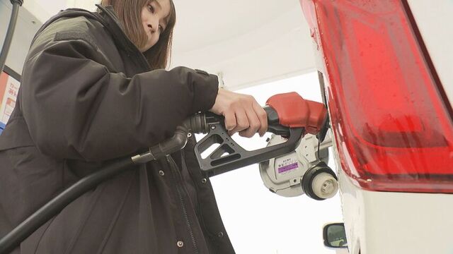「家計が助かります」ドライバーがガソリン給油 政府の補助金さらに5円引き上げ 暫定税率廃止と同水準に サムネイル