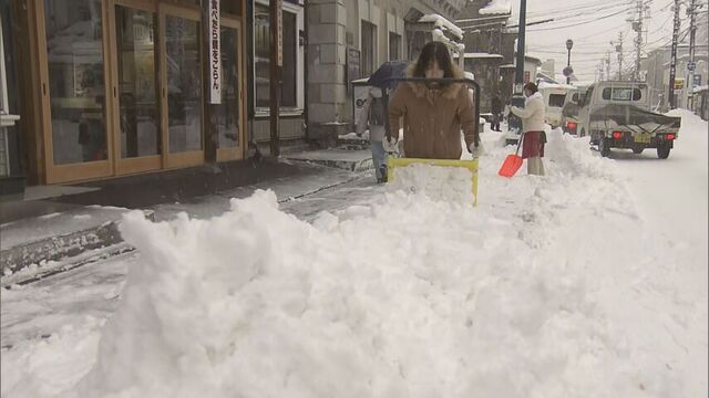 道内で湿った雪「重たいから疲れる」朝から雪かき 警報級の大雪や猛吹雪になるおそれ 吹きだまりに注意 サムネイル