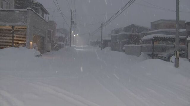 【中継】細かい雪が強く降り続く札幌市西区 肌に刺さるような寒さ 歩道の除雪追いつかず危険 サムネイル
