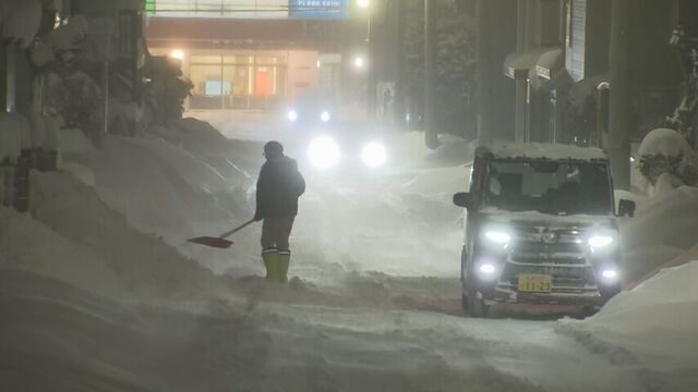 札幌・西区西野で積雪50cm超え「顔に風が当たると痛い」猛吹雪と冷え込み、ガタガタ路面と狭い道幅にも注意 サムネイル