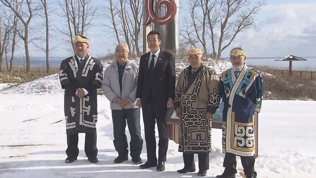 黄川田アイヌ施策担当大臣　胆振の白老町にあるウポポイを初めて訪れ　慰霊施設を視察