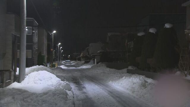 大雪に見舞われた札幌の住宅街　日が暮れてどうなった…落雪の恐れも　気温上昇や強い風にも注意