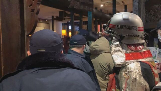 通報を受けかけつけた消防と警察　提供：視聴者