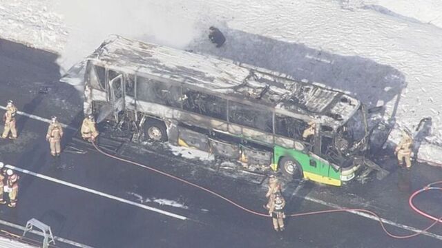 道央道・空港連絡バス車両火災で運転手「エンジン警告音が鳴ったがすぐに消え、爆発音して発煙した」と説明 サムネイル