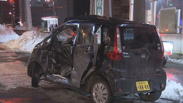札幌市　軽乗用車が事故のはずみで市電停留場に突っ込む　運転手が病院搬送　 サムネイル