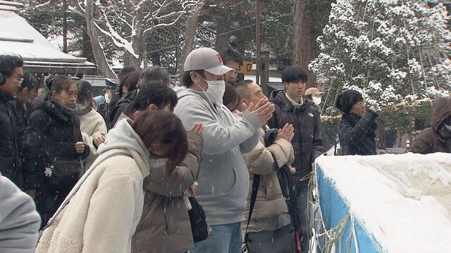三が日で45万人訪れる札幌・北海道神宮　マイナス8.4度でも初詣は熱気「物価高に負けず稼ぎたい」 サムネイル