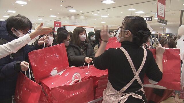 「年に一度なので楽しみにしていました。」大丸札幌店で初売りはじまる 目玉は「2億260万円」の豪華福袋 サムネイル