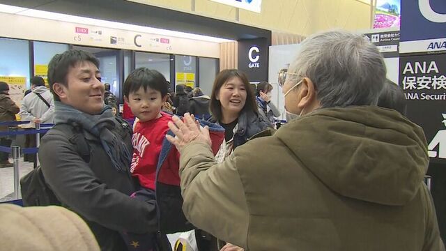 「雪だるまもそり遊びも」3日新千歳空港でUターンラッシュがピーク　混雑は4日も続く見込み サムネイル