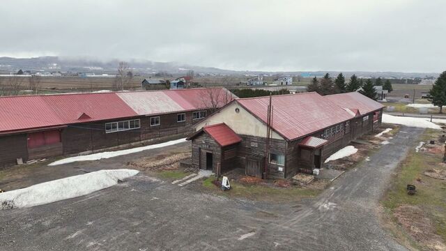 廃校した中学校の木造校舎を再利用した店舗