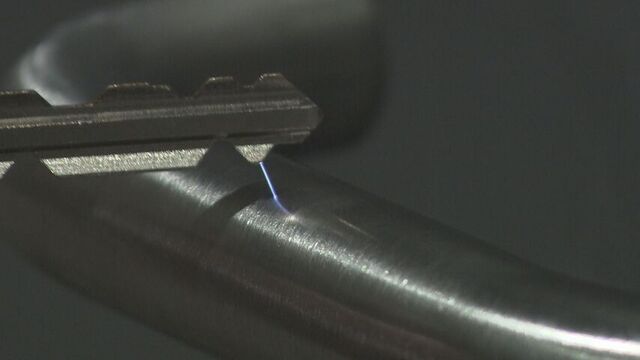 カギなどで先にドアノブに触るのも効果的