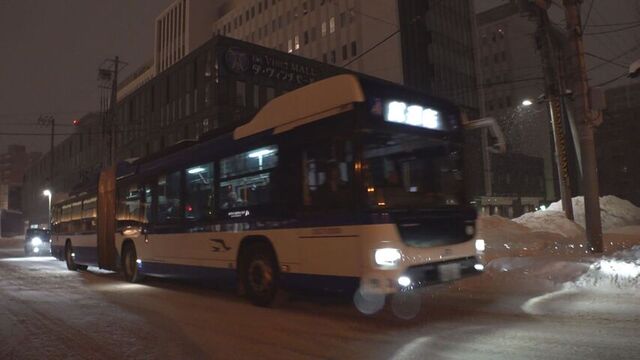 全長およそ１８メートルの「連節」バス　１００人以上が乗車可能　試験走行を実施