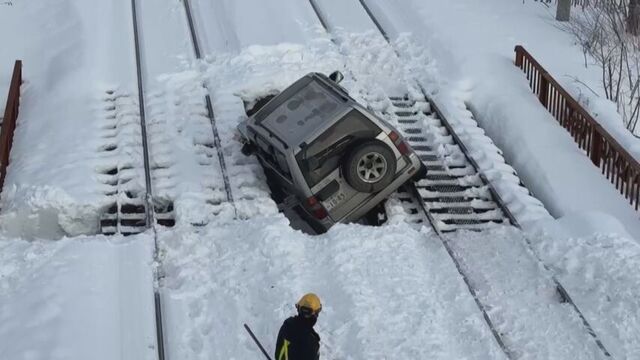 由仁町 車が踏切から線路に侵入 駅ホームを突っ切り 川にかかる鉄橋で脱輪 JR室蘭線一時運転見合わせ サムネイル