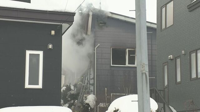 北海道江別市で2階建て住宅焼ける火事 けが人なし 2時間後に消し止められ建物内部約50平方メートル焼く サムネイル