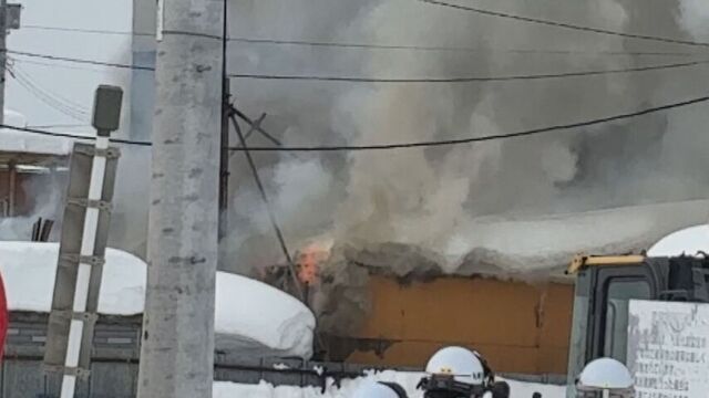 プレハブが全焼し隣接の倉庫に燃え移る 札幌市白石区で火災 サムネイル