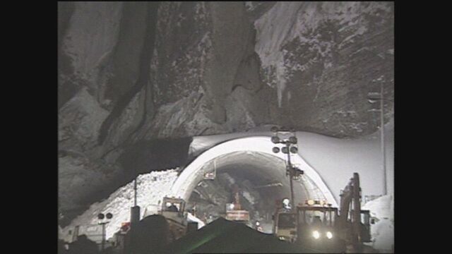 懸命の捜索が続いた