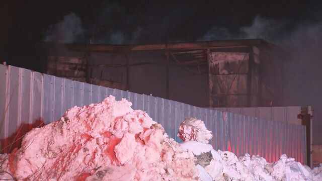 ストーブから出火か　未明の自動車解体業者で火災　２階から飛び降りた男性が足の痛み訴える　北海道江別市