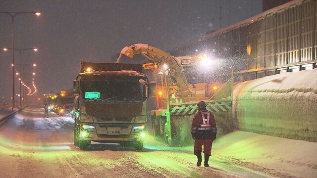 高速道路を夜間通行止めにしての排雪作業　その最前線を密着取材！　