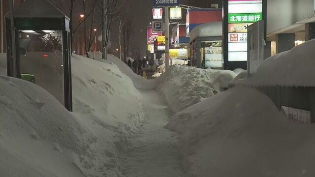 日が沈み冷え込み増す札幌・白石区　積雪で歩道狭まり、路面滑りやすく　20日は気温上昇で転倒、落雪に注意