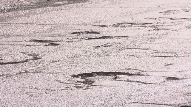 【交通安全キャンペーン】北海道の春先なぜ道路がデコボコに？パンクや車の破損スタックを防ぐ注意点も