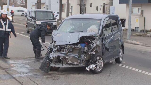 旭川の国道でトラックと軽乗用車など車３台絡む事故　軽乗用車運転の男性が胸のあたり骨折のけが