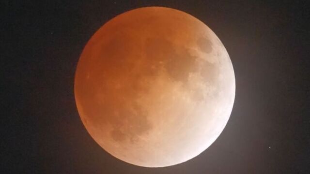 赤銅色に染まる「皆既月食」道内でも　地球の影に月が重なり幻想的　次は2029年の元日に サムネイル