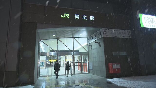 【帯広駅前から中継】一面の雪景色に逆戻り　湿った雪で車道べしゃべしゃ…　交通障害に引き続き注意を サムネイル