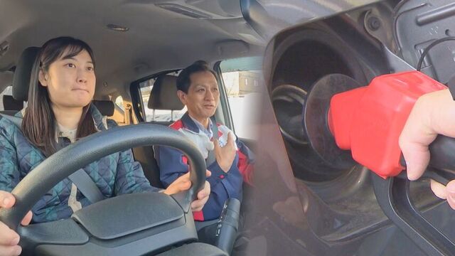 ＪＡＦ札幌支部の安藤純一さんから節約運転術を学ぶ記者