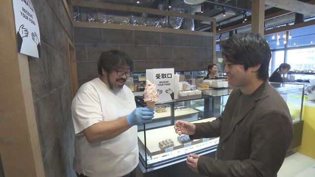 道外に初出店する暁パティスリーフルタで限定ソフトの写真撮影（北海道・北広島市）