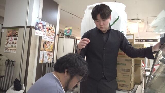 出店前日の夜　準備をする古田さんと息子・堅太さん
