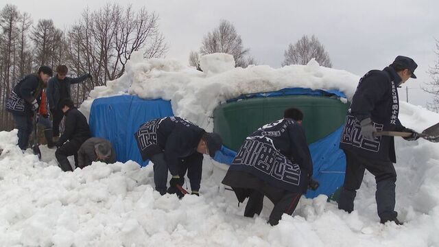 「柔らかくまろやかに」日本酒の開封作業 原酒が入った貯蔵タンクを約100日間雪に埋めて熟成 旭川 サムネイル