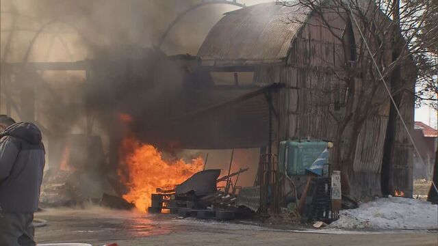 激しい炎と黒煙、道央道にも一時煙もうもうと… 江別市の産廃処理会社の倉庫で火事 けが人なし サムネイル