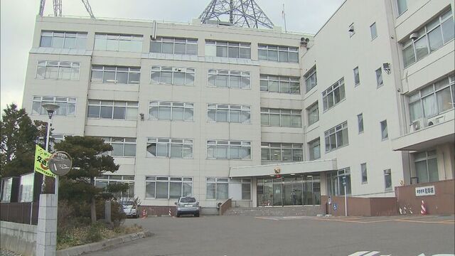 「火葬のお金なく…」 白骨化した兄とみられる遺体を自宅に放置した疑い、60歳女を死体遺棄容疑で逮捕 サムネイル