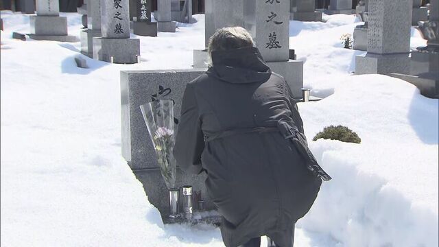 「暖かくてよかった」彼岸の中日にぎわう札幌の霊園 スコップで雪をどかし、故人偲ぶ サムネイル