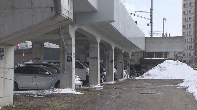 高架下の駐車場にけがをして意識不明の男性 病院で死亡確認 警察はけがの詳細明かさず 札幌・西区 サムネイル