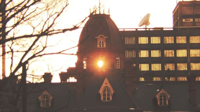 まるで灯台？ 旧道庁赤れんが庁舎が光を放つ　春分 前後数日の貴重な状態を激写　約1分間の自然現象 サムネイル