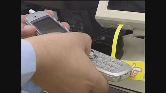 携帯電話を会員証の代わりに使用する様子