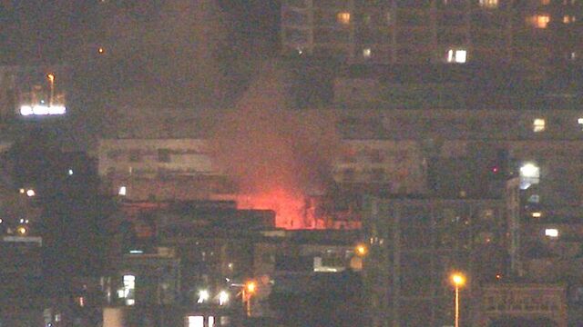 「建物から煙が出ている」札幌市北区のアパートから出火　隣の建物の外壁にも延焼　２人病院搬送　　　