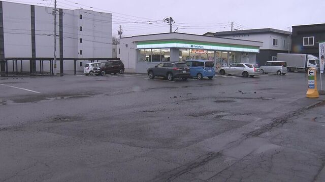 ひき逃げに当て逃げも？　コンビニ駐車場で女性をはね走り去る　近くの住宅では塀など壊される被害　千歳市