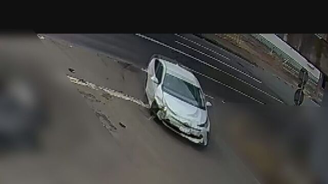 事件当日に発見・押収　千歳でひき逃げと当て逃げ事故を起こし逃走中の乗用車か、防カメ複数捉える