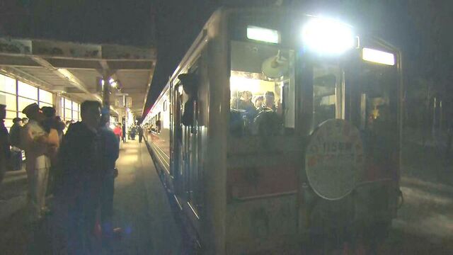 暗闇に消えゆく列車に「さようなら」の声　JR留萌線　最後の約１４キロへの旅立ち　１１５年の歴史に幕