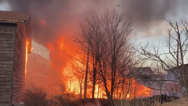 【続報】根室市の住宅街で木材店が火事　激しい炎と黒煙立ち上るもけが人なし　延焼の恐れもなし サムネイル