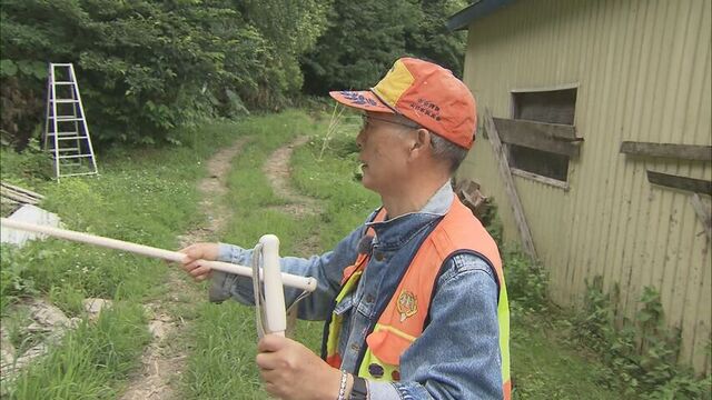 猟銃がなくスキーストック見回りをする池上さん