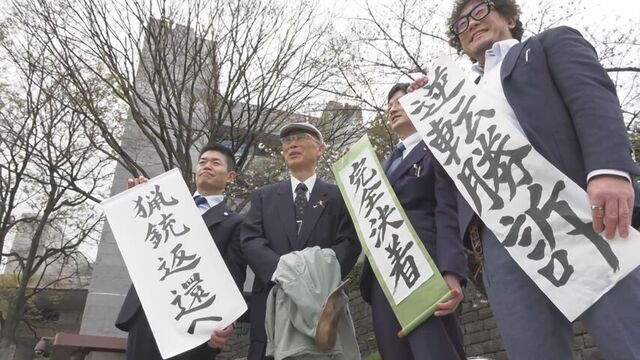 判決後の池上さんと弁護団