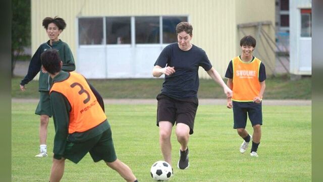 サッカーを教えるアメリカ人