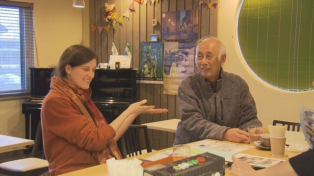 カフェで町民と交流するマリアさん