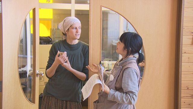 牧場経営の女性に質問されるマリアさん