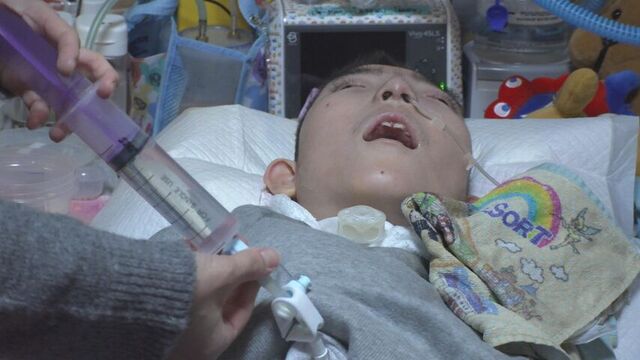 医療的ケアを受ける蒼生さん（１５）