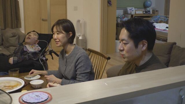 手前から達也さん（父）・友子さん（母）・蒼生さん