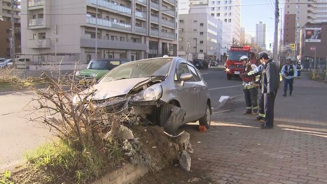 乗用車が道路脇の花壇に突っ込みフロント部分大破　運転していた男性は病院に搬送　札幌市中央区 サムネイル