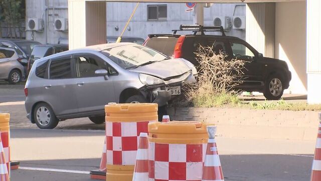 乗用車が歩道に乗り上げ道路わきの花壇に突っ込む　運転していた40代男性病院に搬送　札幌市中央区 サムネイル